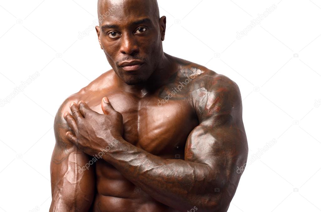 Culturista fuerte con abdominales, hombros, bíceps, tríceps y pecho