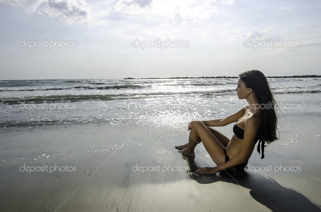 foto-krasivih-bryunetok-na-plyazhe