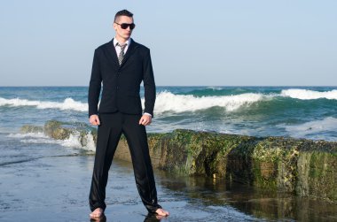 genç güzel işadamı iken dalgaların kıyıya vurma zamanının sahilde zevk