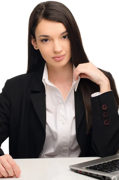 Hermosa mujer de negocios morena trabajando en un portátil en su oficina —  Fotos de Stock