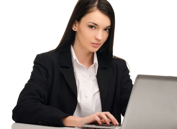 Hermosa mujer de negocios morena trabajando en un portátil en su oficina —  Fotos de Stock