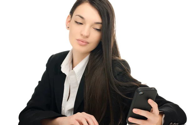Belle femme d'affaires utilisant un téléphone portable au travail — Photo