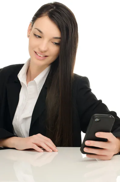 Hermosa mujer de negocios usando un teléfono móvil en el trabajo — Foto de Stock