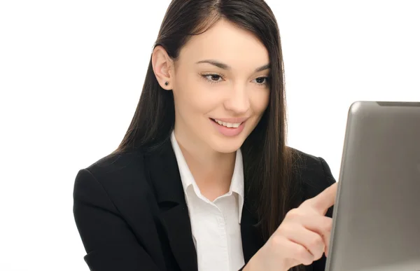 Hermosa mujer de negocios usando una tableta en el trabajo — Foto de Stock