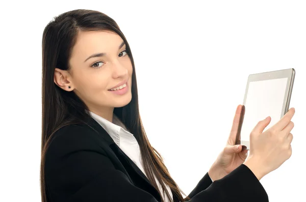 Hermosa mujer de negocios usando una tableta en el trabajo — Foto de Stock
