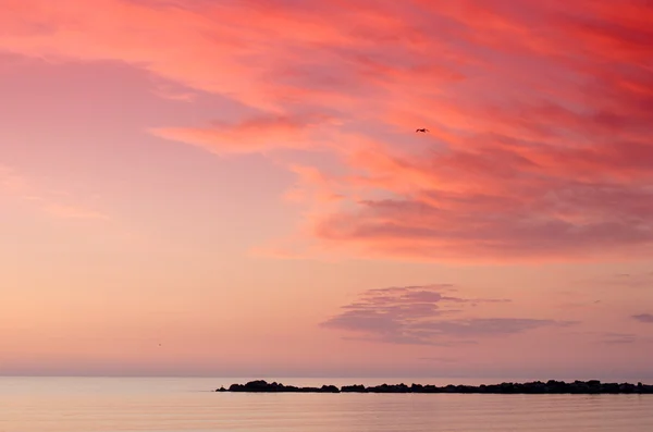 Cielo nublado al amanecer sobre el mar — Foto de Stock