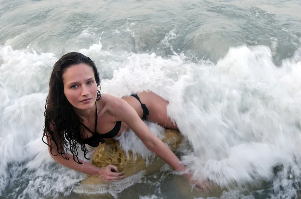 Mooie brunette vrouw genieten van haar tijd op het strand tijdens vakantie — Stockfoto