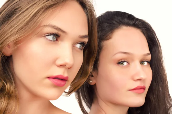 Two beautiful women, one brunette and one blonde posing fashion — Stock Photo, Image