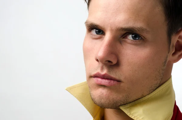 Retrato de un hombre hermoso posando de moda en un estudio — Foto de Stock