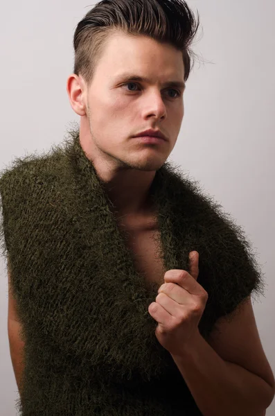 Retrato de un hombre hermoso posando de moda en un estudio —  Fotos de Stock