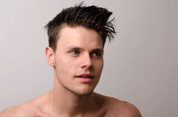 Retrato de un hombre hermoso posando de moda en un estudio —  Fotos de Stock