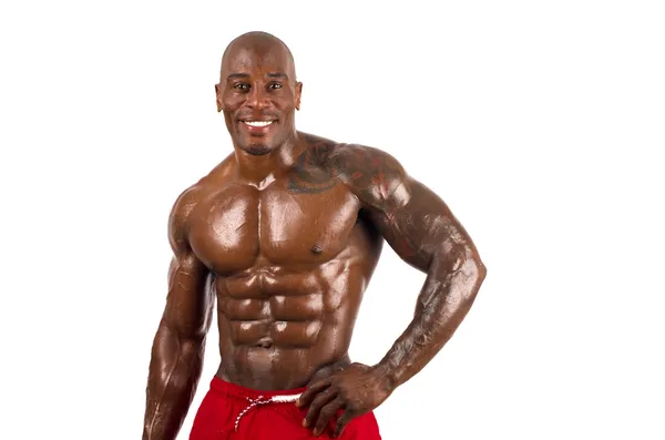 Vertrouwen zwarte bodybuilder smiling.strong man met perfecte spieren. geïsoleerd op witte achtergrond. — Stockfoto