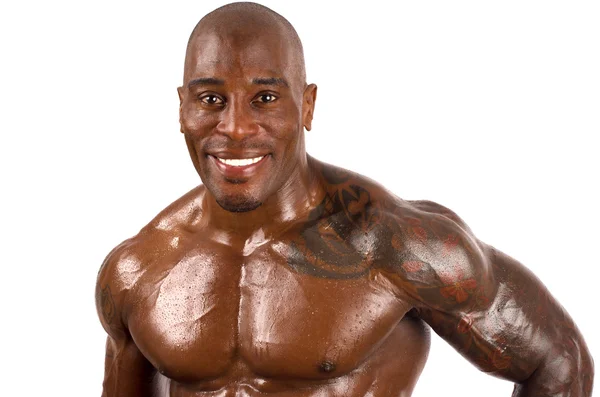 Säker svart bodybuilder smiling.strong man med perfekt muskler. isolerad på vit bakgrund. — Stockfoto