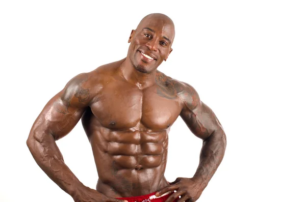 Säker svart bodybuilder smiling.strong man med perfekt muskler. isolerad på vit bakgrund. — Stockfoto