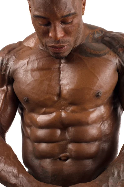 Bodybuilder noir seins nus. Homme fort avec des muscles parfaits. Isolé sur fond blanc — Photo