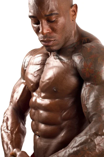 Bodybuilder noir seins nus. Homme fort avec des muscles parfaits. Isolé sur fond blanc — Photo