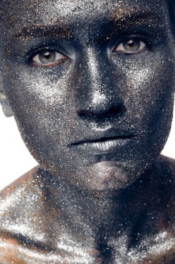 Bir kadının güzel yüz kaplı glitter içinde gümüş glitter kaplı bir kadının yüzünü kapat