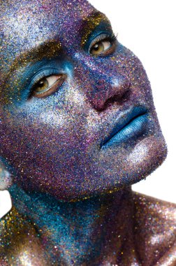 Bir kadının güzel yüz kaplı glitter içinde gümüş glitter kaplı bir kadının yüzünü kapat