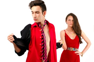 güzel bir kadını etkilemeye çalışan adam