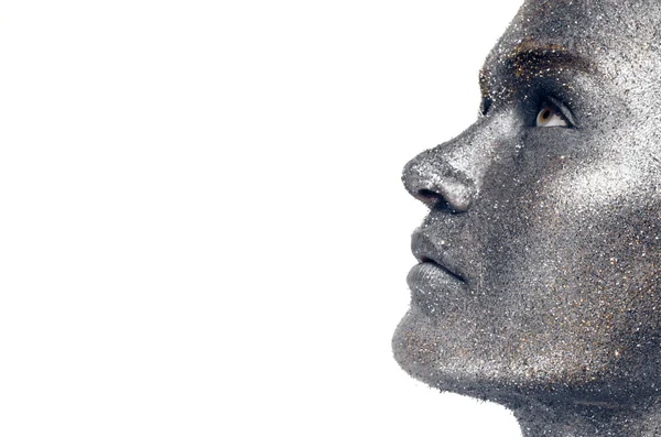 Mooi gezicht van een vrouw bedekt met glitter close-up van een vrouw gezicht bedekt met zilveren glitter — Stockfoto