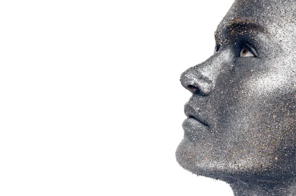 Bir kadının güzel yüz kaplı glitter içinde gümüş glitter kaplı bir kadının yüzünü kapat