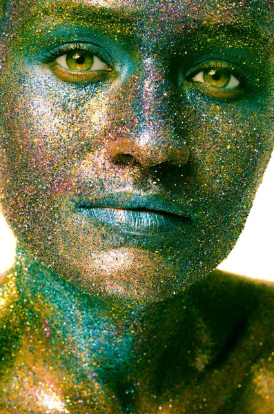 Mooi gezicht van een vrouw bedekt met glitter close-up van een vrouw gezicht bedekt met zilveren glitter — Stockfoto