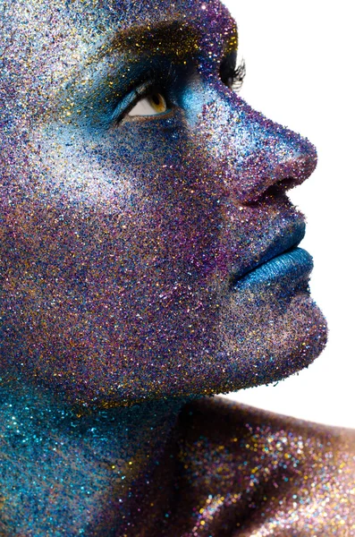 Mooi gezicht van een vrouw bedekt met glitter close-up van een vrouw gezicht bedekt met zilveren glitter — Stockfoto