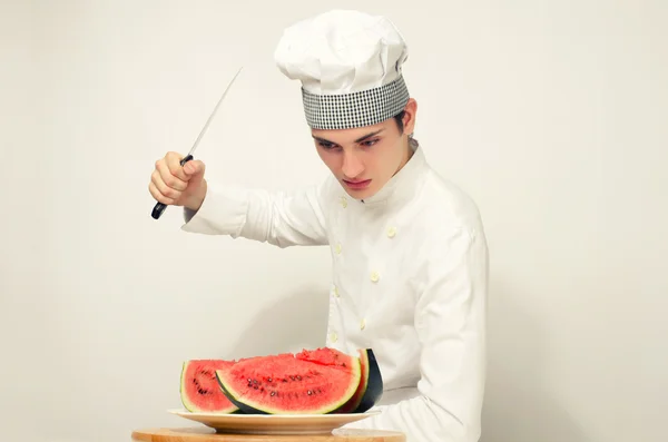 Chef coupant un melon vert en tranches parfaites — Photo
