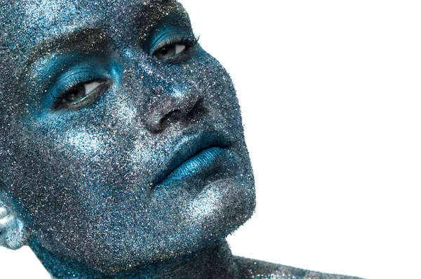 Mooi gezicht van een vrouw bedekt met glitter close-up van een vrouw gezicht bedekt met zilveren glitter — Stockfoto