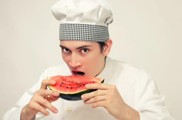 Szef kuchni jedzenie kromka melon zielony — Zdjęcie stockowe