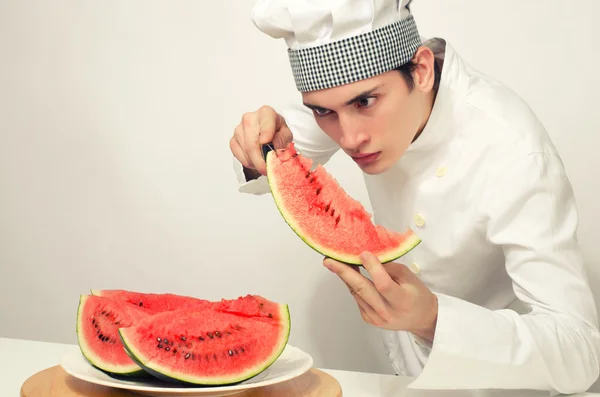 Kocken skära en grön riped melon i perfekta skivor — Stockfoto