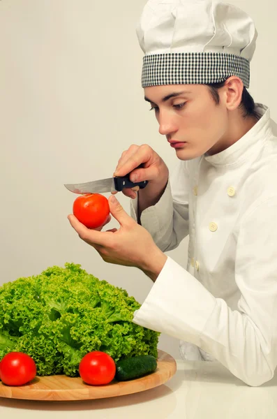 Hermoso chef preparando una ensalada verde para una vida sana perfecta — Foto de Stock