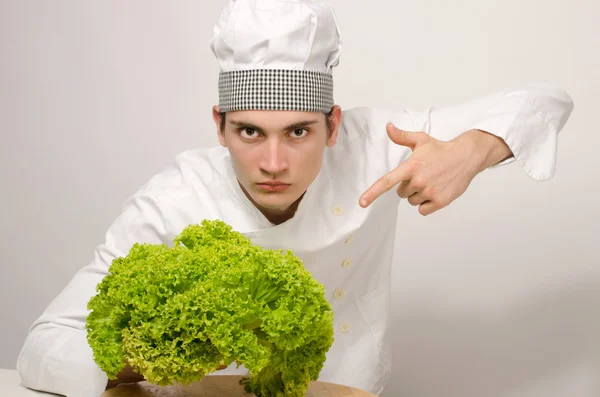 Beau chef promouvant une salade verte pour une vie saine parfaite — Photo