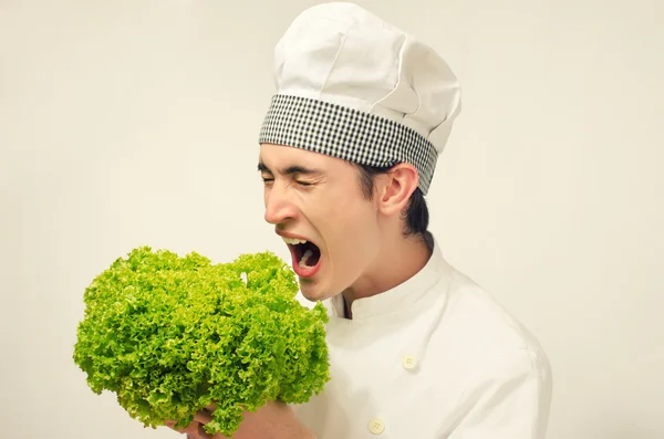 Güzel şef yeşil salata mükemmel ve sağlıklı bir yaşam için teşvik — Stok fotoğraf