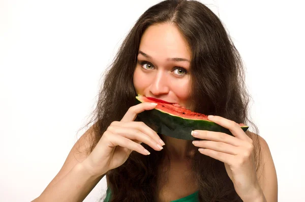 Mulher bonita comendo uma fatia de melão maduro verde — Fotografia de Stock