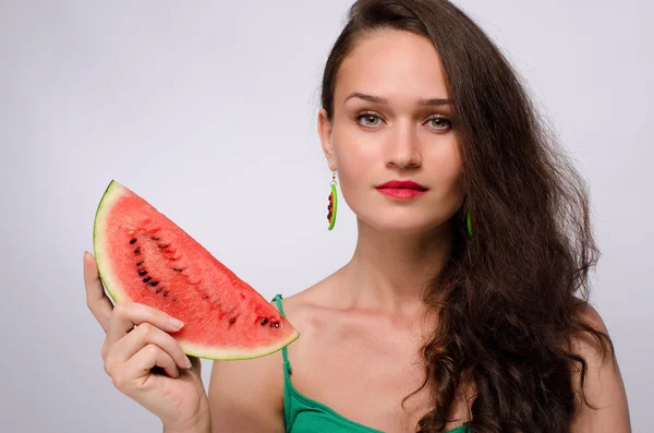 Beautiful woman posing with a green ripe melon slice — Stock Photo, Image
