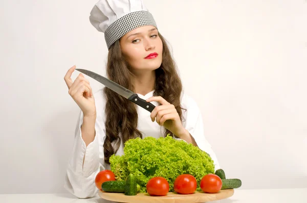 Sexy chef bonito preparando uma salada verde para uma vida saudável perfeita — Fotografia de Stock