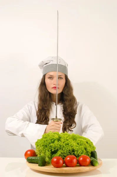 Sexy hermoso chef preparando una ensalada verde para una vida sana perfecta — Foto de Stock