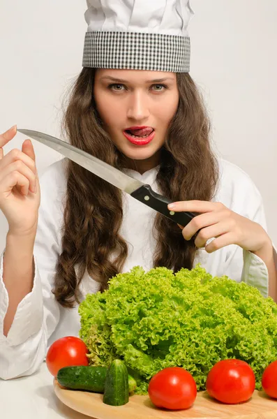 Sexy mooi chef-kok een groene salade voorbereiden op een perfect gezond leven — Stockfoto