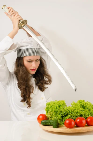 Seksi güzel şef yeşil salata mükemmel sağlıklı yaşam için hazırlanıyor — Stok fotoğraf