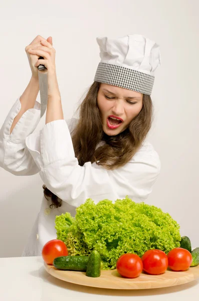 Seksi güzel şef yeşil salata mükemmel sağlıklı yaşam için hazırlanıyor — Stok fotoğraf