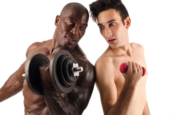 Zwei Männer, schwarz und weiß, Bodybuilder und ein schlanker Typ, die sich selbst vergleichen — Stockfoto
