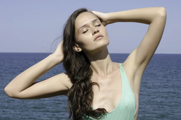 Porträtt av en brunett vacker kvinna ha kul på stranden — Stockfoto