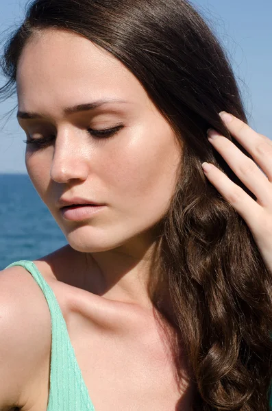 Porträtt av en brunett vacker kvinna ha kul på stranden — Stockfoto