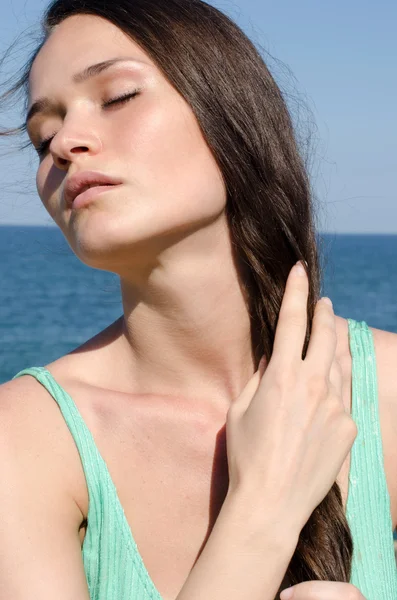 Portrait of a brunette beautiful woman having fun at the beach — Stock Photo, Image