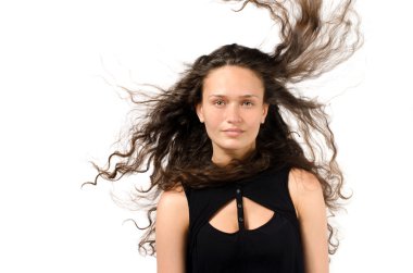 uzun saçlı esmer güzel kız. Hava saçlı genç çekici kadın