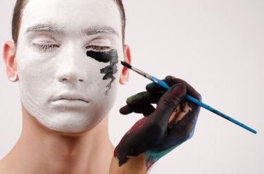 Cadılar Bayramı için hazırlanıyor, yüzünde güzel bir genç adam boyalı