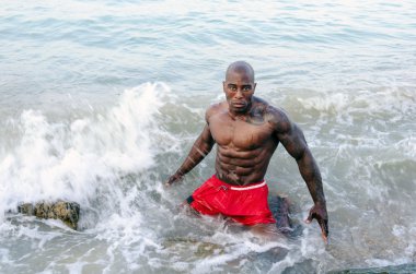 siyah vücut rahatlatıcı bir yaz tatili sırasında sert bir çalışmadan sonra su