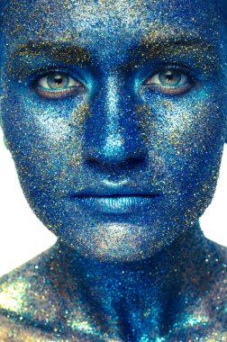 glitter içinde kaplı bir kadının güzel yüzünü yakın çekim glitter içinde kaplı bir kadının yüzü