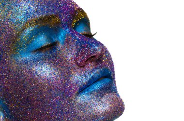 glitter içinde kaplı bir kadının güzel yüzünü yakın çekim glitter içinde kaplı bir kadının yüzü